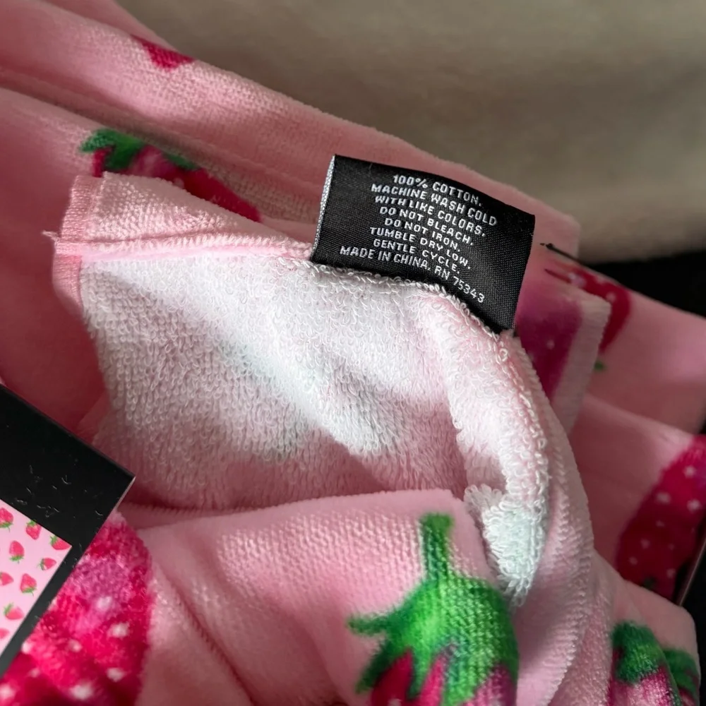 Nicole miller 100% Cotton bath towel beach Towels Set of 2 strawberry 🍓